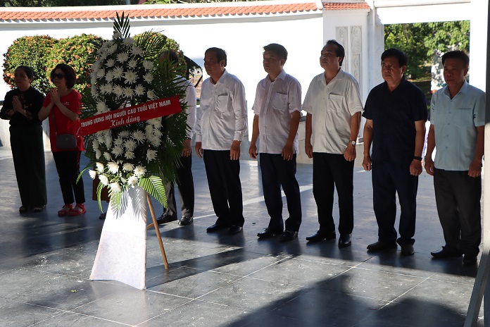 Đoàn công tác Hội NCT Việt Nam thăm viếng các nghĩa trang liệt sỹ và các Khu di tích lịch sử khu vực Bắc Miền Trung